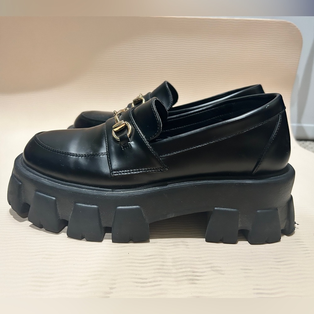 Princess Polly size 8 platform loafers